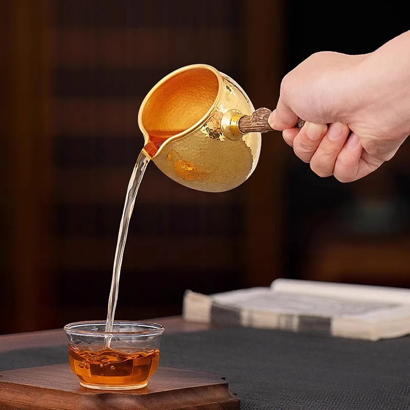 

24K gold-plated fair cup, pure silver, 99.9% pure handmade hammer patterned chicken blood vine handle, tea sea and tea dispenser