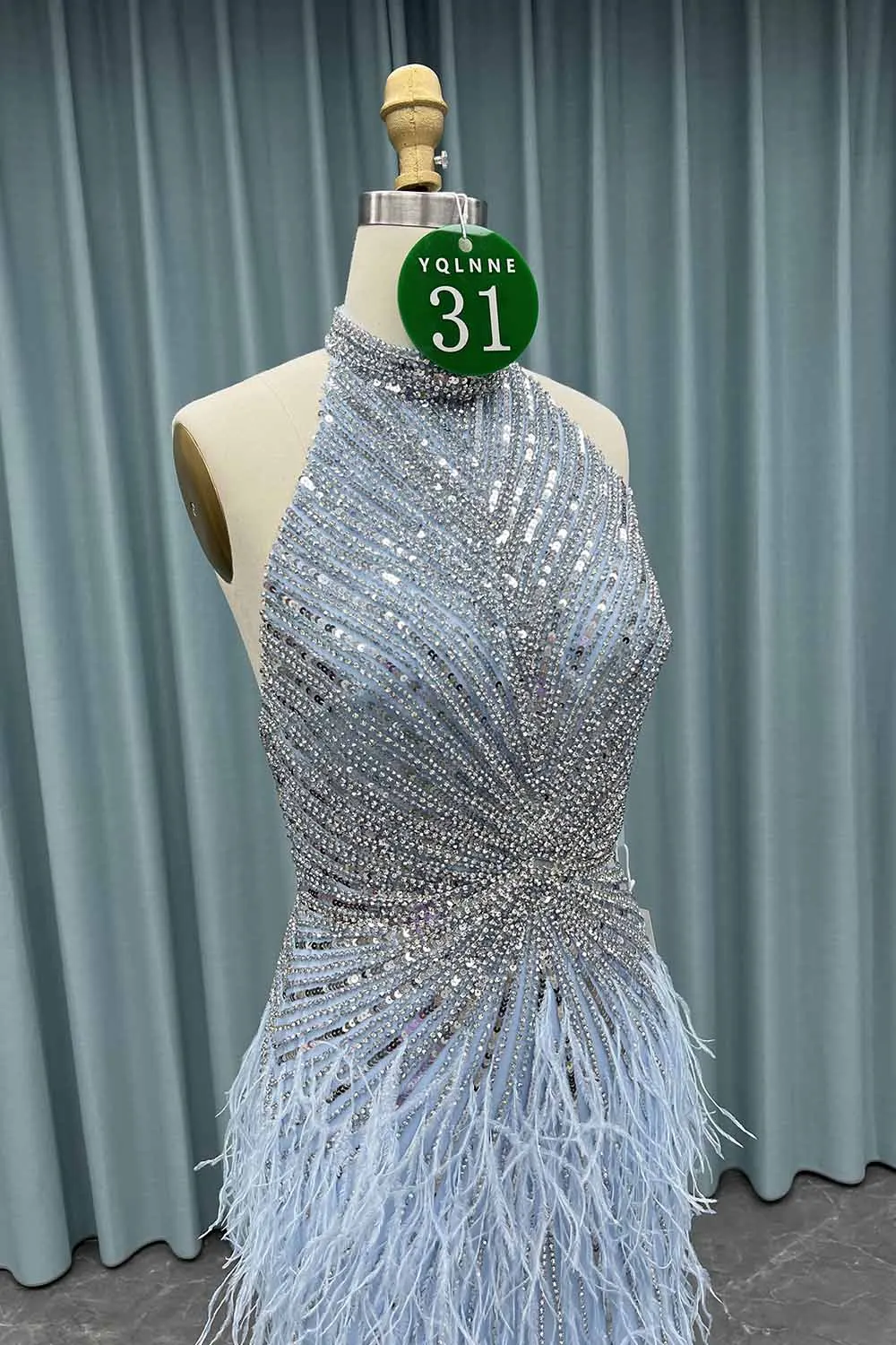 YQLNNE 031 Vestidos de noche largos de lujo con cristales y plumas azul cielo Vestidos con cuello Halter