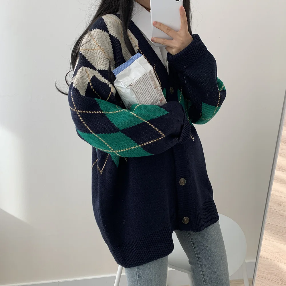 سترة Korobov الكورية Ins Preppy فضفاضة برقبة على شكل حرف V وصدر واحد من Argyle تناسب جميع المناسبات المحبوكة