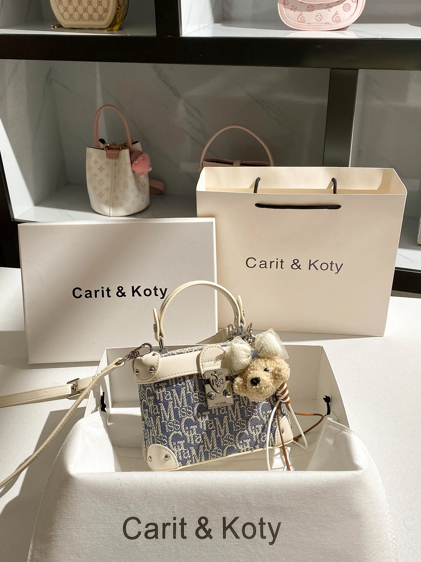 

Ретро и винтажная джинсовая ручная квадратная сумка с нежной вышивкой букв и подвеской. Женские популярные и повседневные сумки через плечо.