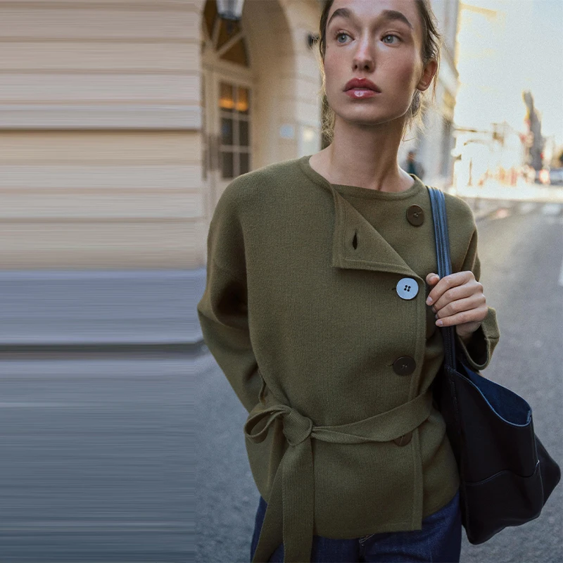 سترة نسائية للخريف والشتاء برقبة دائرية معطف بصدر واحد وأكمام طويلة ملابس خارجية فضفاضة مع حزام 2025 ملابس خروج نسائية جديدة