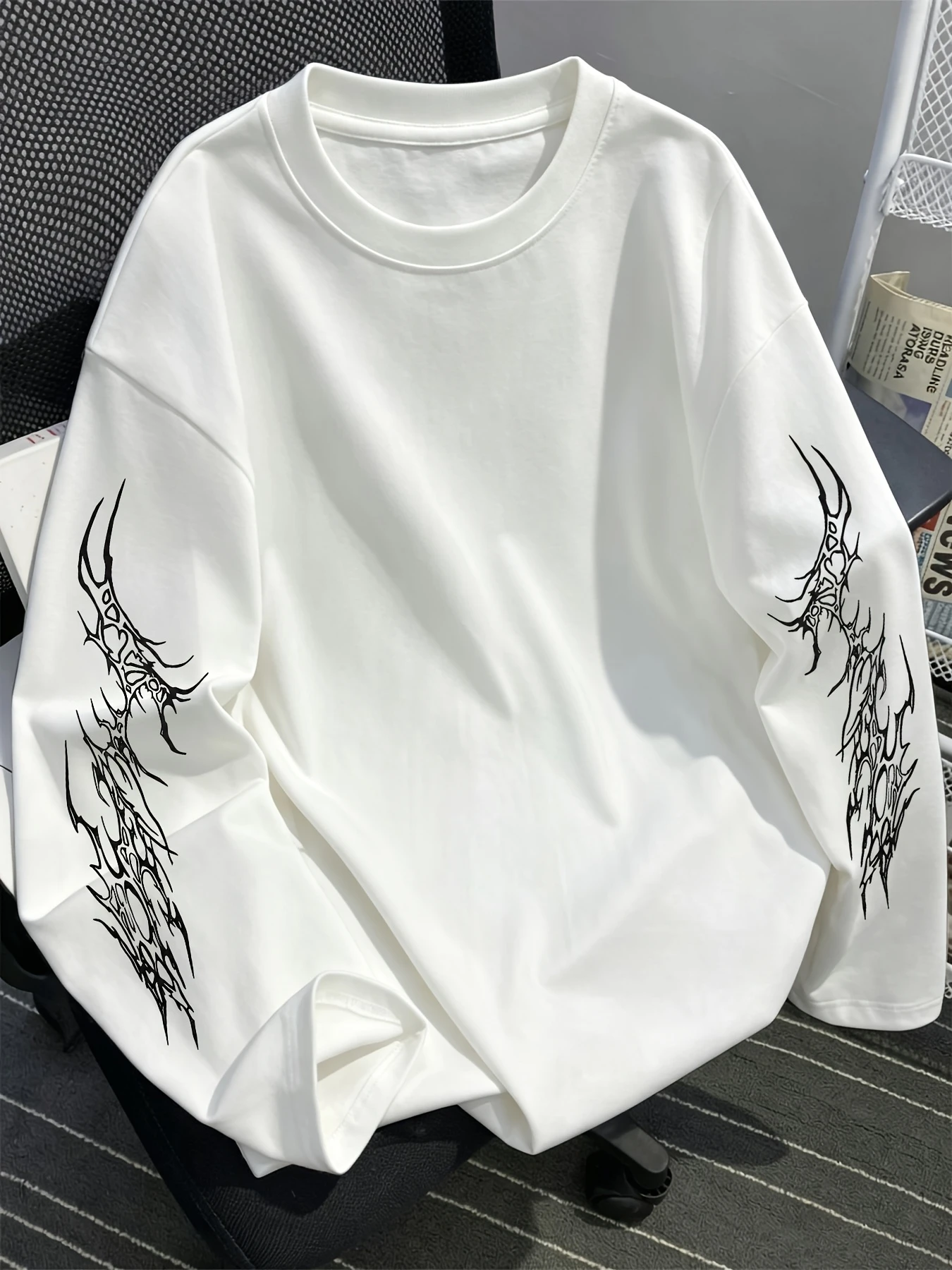 Men's Loose Round Neck Long Sleeved T-shirt with Thorn Nail Arm Sketch Print Punk Subculture Casual Long Sleeved Top