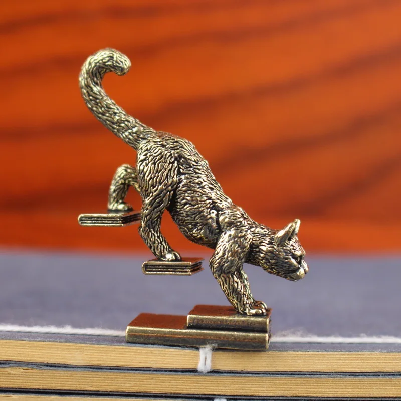Vintage Brass Cat Walking Down Figurine Retro Copper Animal Cat Statue Craft Home Office Desktop Ornament Decoration Gift