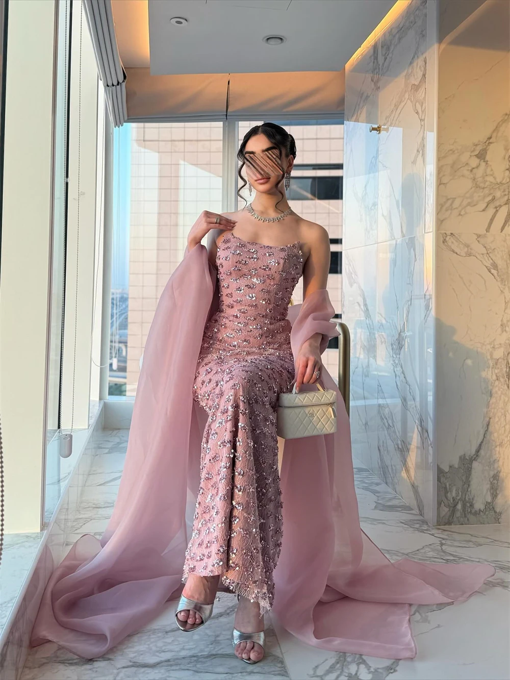 ชุดราตรีผ้าออร์แกนซ่าสีชมพูหรูหราแบบสั่งตัด ดีไซน์เรียบง่าย คอวี แขนกุด แบบเซเลบริตี้ ชุดค็อกเทลทรงตรงประดับเลื่อมสุดเซ็กซี่