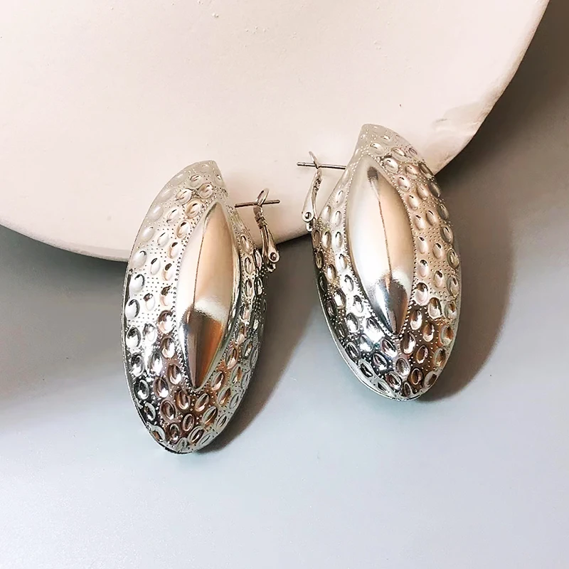 Anting-anting bertekstur Oval berongga logam untuk wanita anting-anting pesta wanita modis dan berlebihan