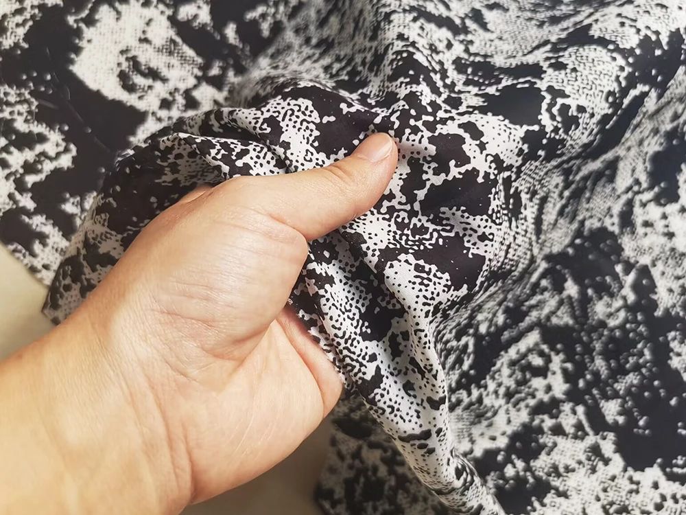 45'' Breit pro Meter Schwarz Weiß Abstraktes Muster Seide Baumwollstoff Natürliches Hemdmaterial – Detail 4