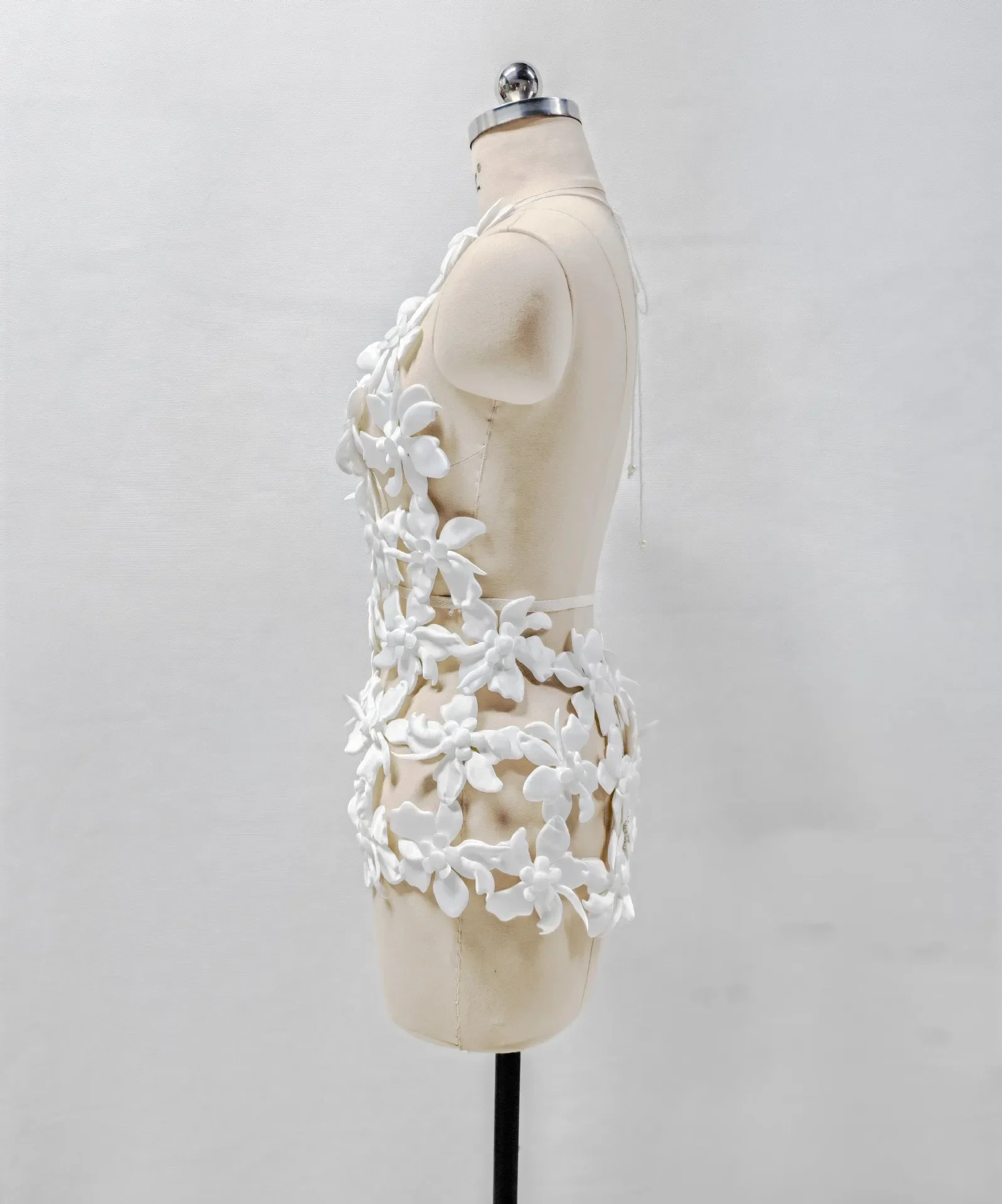 ใหม่แฟชั่นสีขาวผู้หญิงเซ็กซี่ Halter Hollow Out Bodycon Mini Dress แฟชั่นไนท์คลับปาร์ตี้วันหยุดสวมใส่