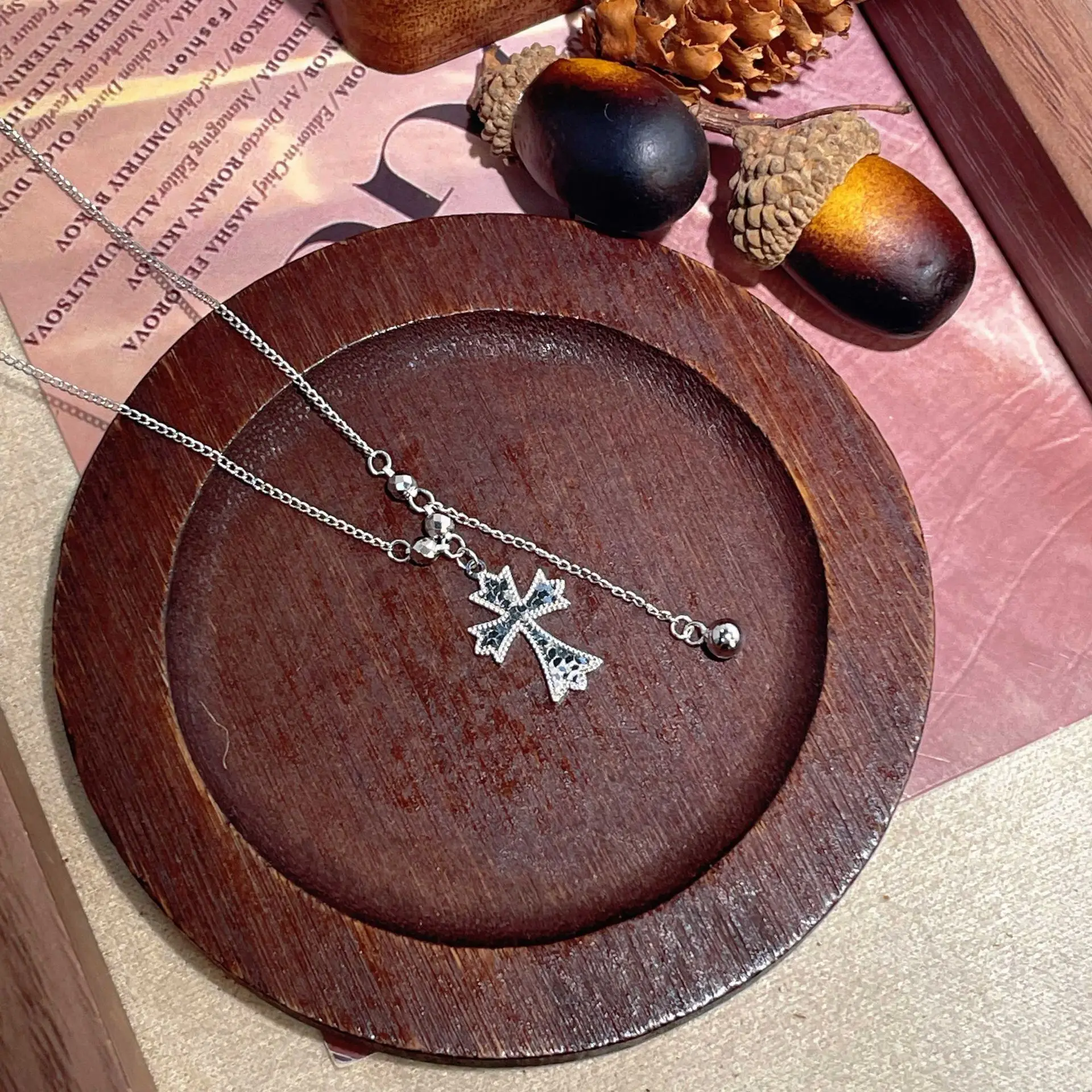 Bingbing الصليب قلادة الإناث الرجعية الأوروبية والأمريكية نقل الخرز الصليب قلادة سلسلة الترقوة تنوعا