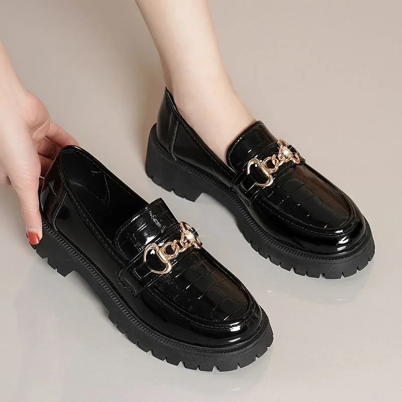 Gruba podeszwa Buty damskie Moda Brytyjski styl Loafers 2024 Nowe niskie czółenka Metalowa dekoracja Skórzane buty Impreza Ślub Wysokie obcasy
