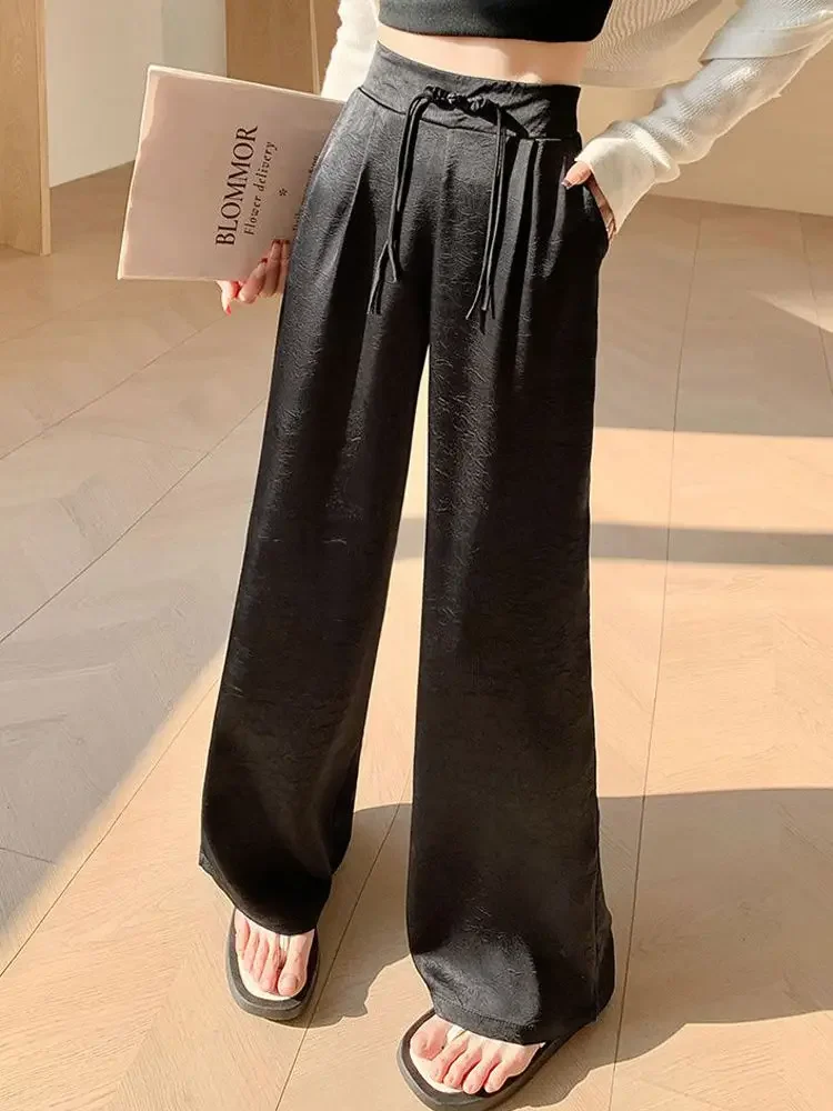 Met een slanke taille en een rechte pijpen voor een casual satijnen jacquard broek met wijde pijpen in Chinese stijl met knoopsluiting voor dames