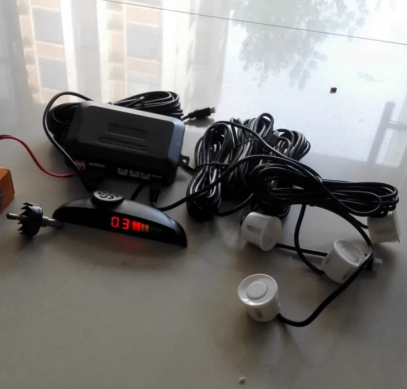 Автомобильный реверсивный радар, 4-зонный, голосовой двухъядерный сердечный экран в форме полумесяца, универсальный модернизатор автомобиля