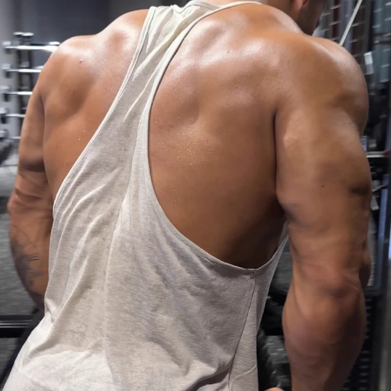 남성용 운동용 스트링어 탱크탑, 몸매를 돋보이게 하는 짐 베스트, 보디빌더, 피트니스 애호가 및 운동 애호가를 위해 디자인됨