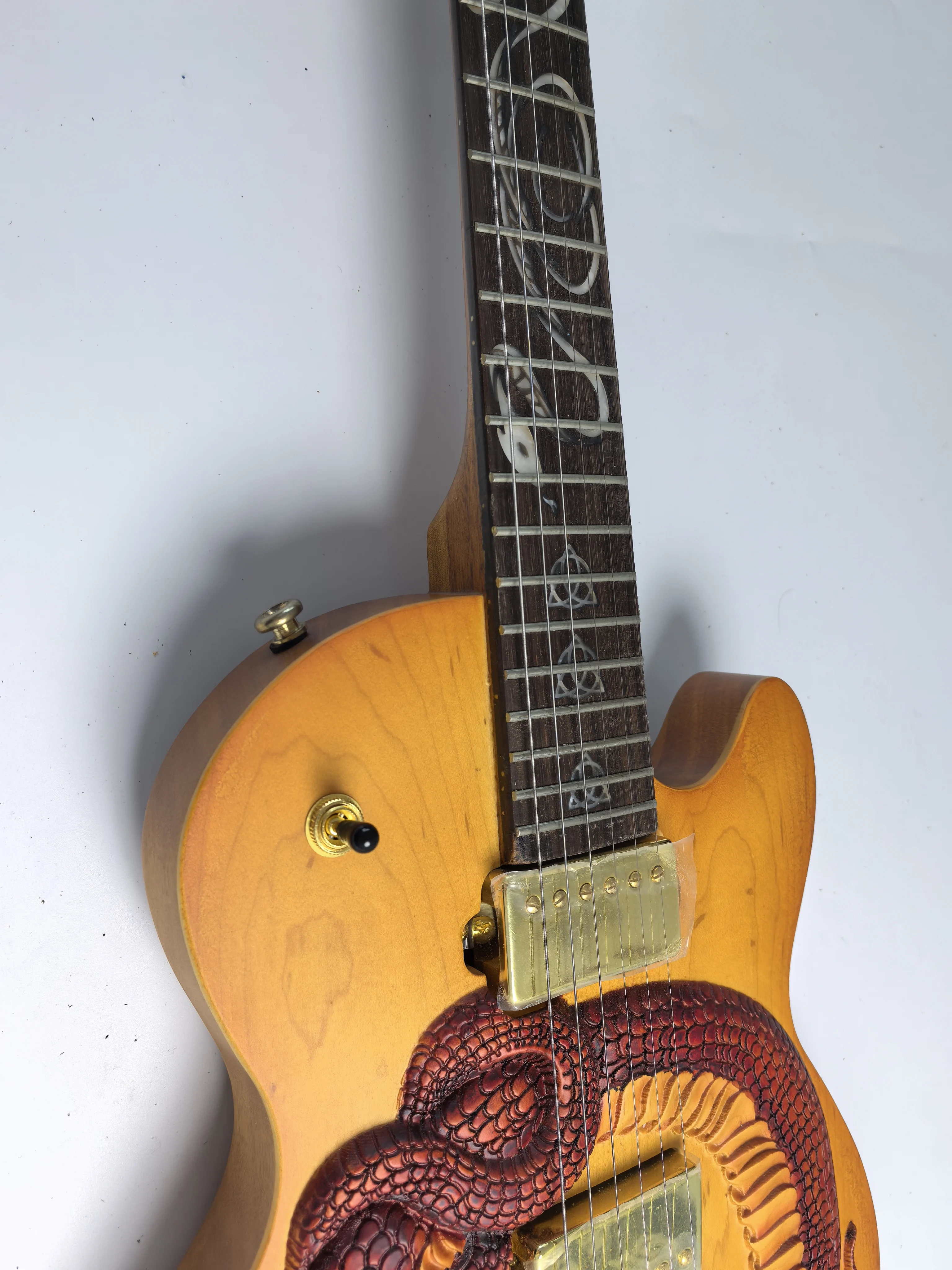 In stock, customizable, mahogany 6-string electric guitar ，Engraving technique, order and ship immediately.