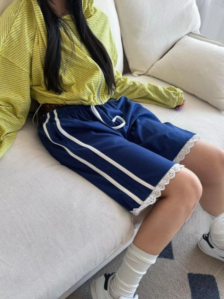 

Корейская простая уличная одежда, повседневные свободные шорты, летние полосатые кружевные шорты с рюшами и шнурком, милые крутые шорты с высокой талией для девочек