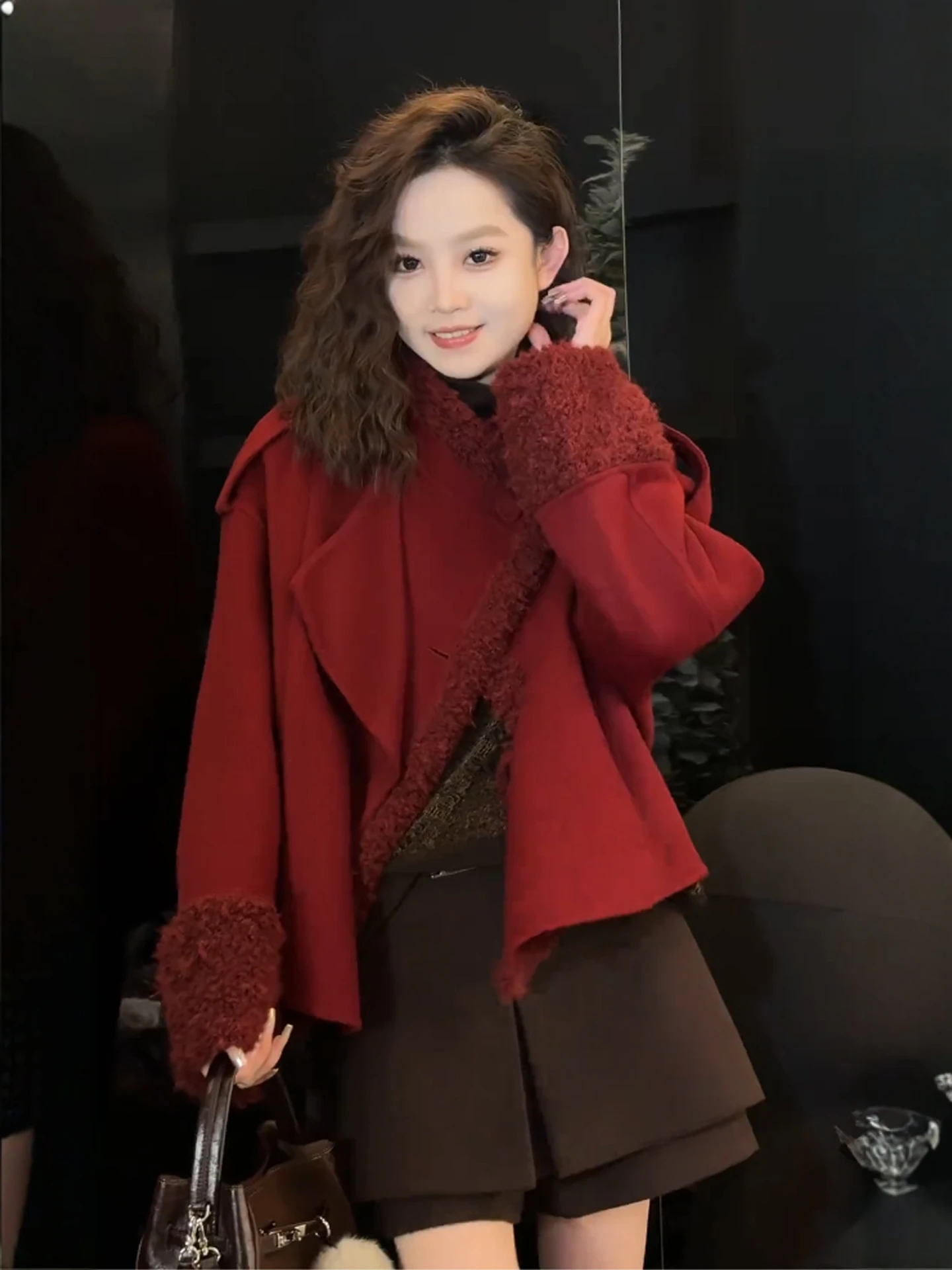 

Красное шерстяное пальто для женщин, зимнее, большого размера, с милым мехом ягненка, повседневное, с высокой талией, теплое, удобное для поездок, из чистой шерсти.