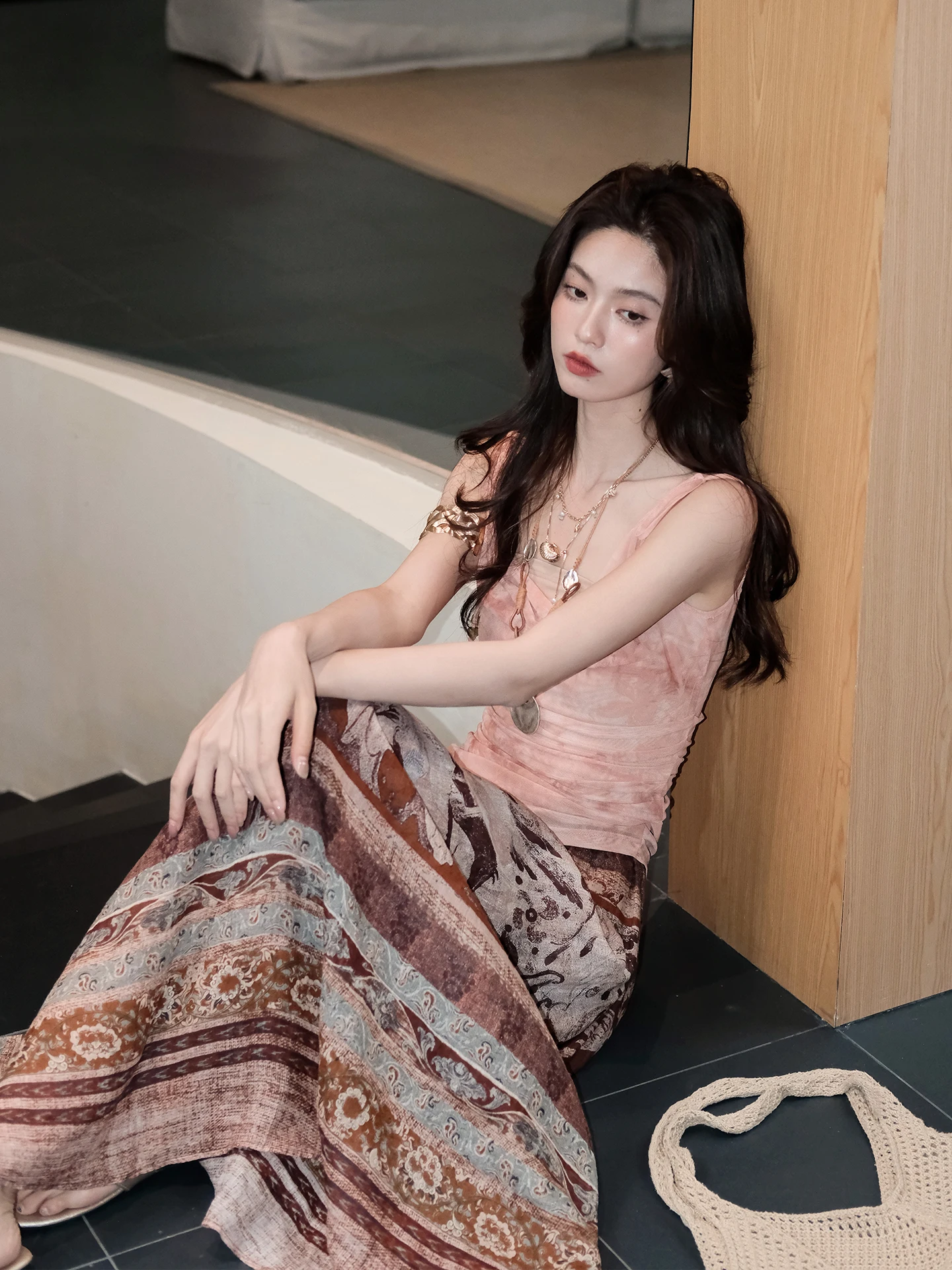 

Комплект из двух предметов: приталенная блузка с принтом и юбка с эластичным поясом. Шикарный летний модный костюм для женщин.