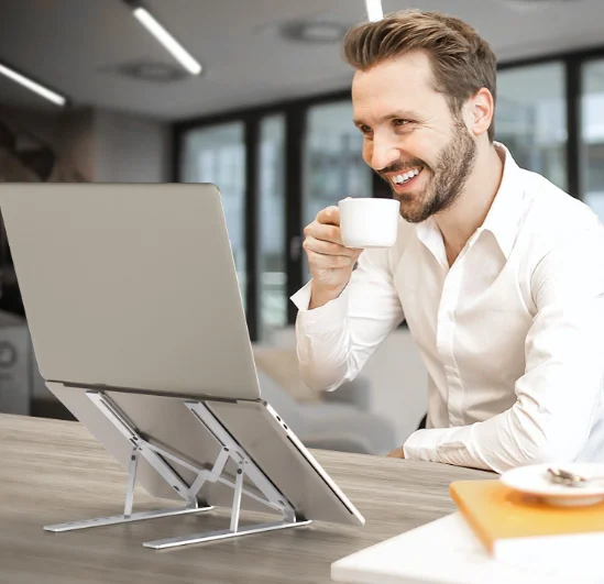 

Складная портативная подставка для ноутбука, силиконовые противоскользящие накладки, защищают устройство, легкие и компактные, экономят место.