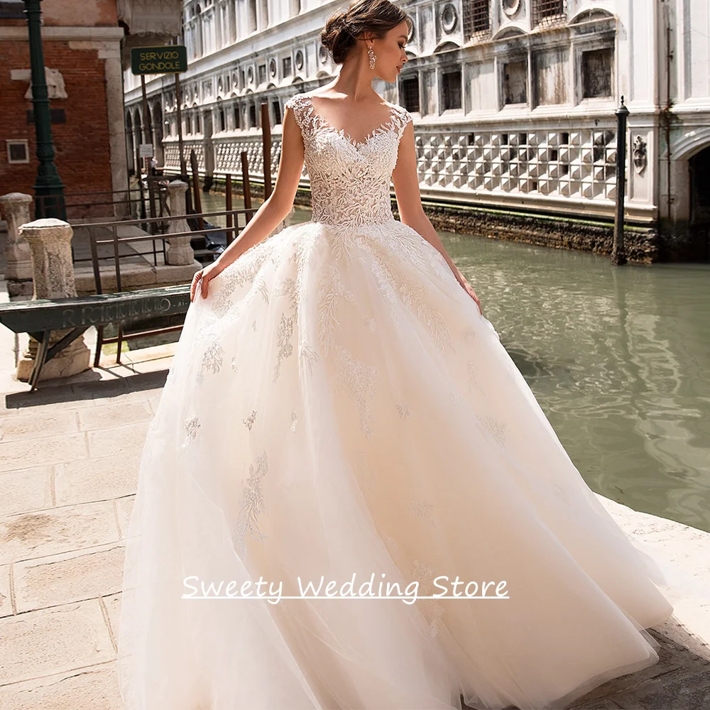 

Винтажное свадебное платье на заказ с рукавами-крылышками, V-образным вырезом, прозрачными кружевными аппликациями, шлейфом и пуговицами на спине, силуэт А-силуэт