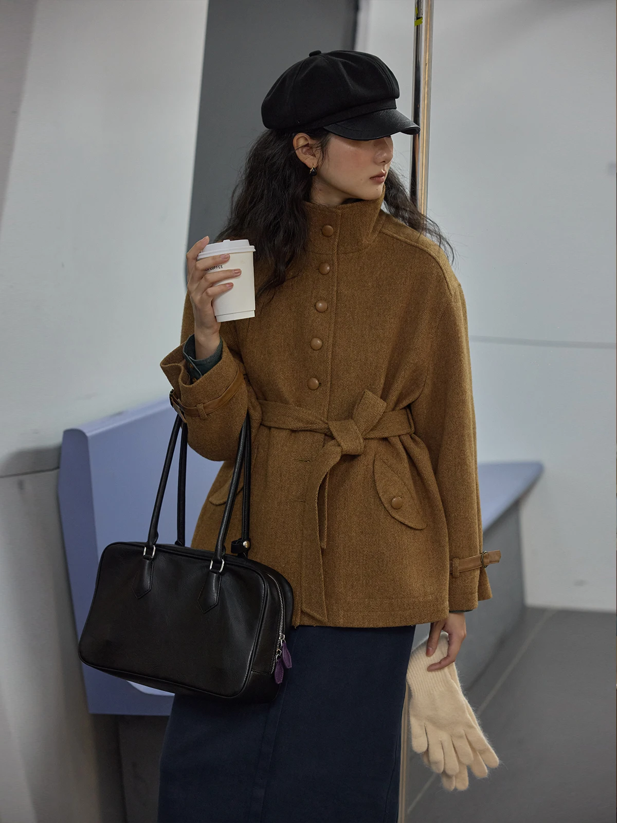 

Шерстяное пальто Solighter с воротником-стойкой, джинсовые брюки-бананы, винтажный стиль, длинный рукав, застежка на одну пуговицу, однотонное.