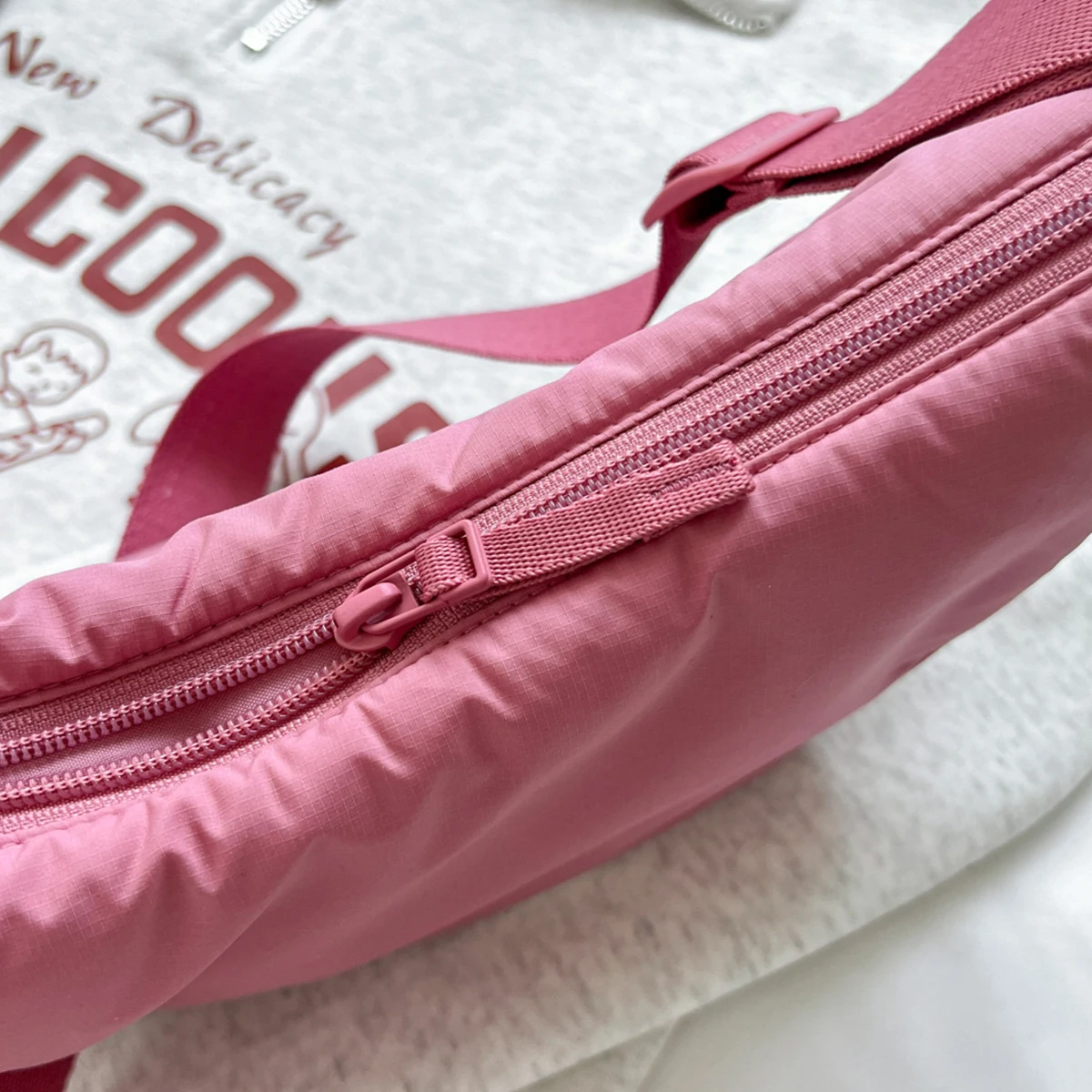 Neue, schlichte, wasserdichte Umhängetasche für Damen, tragbare Tasche zum Tragen unter dem Arm, geräumige, lässige Schultertasche für Herren, leichte Reisetasche aus Canvas zum Einkaufen und Wandern. – Detail 10