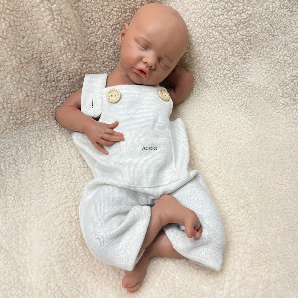 Realista hecha a mano Peso y detalles Muñeca flexible de piel oscura de la niña renacida de silicona para la práctica de los padres Regalo de Navidad