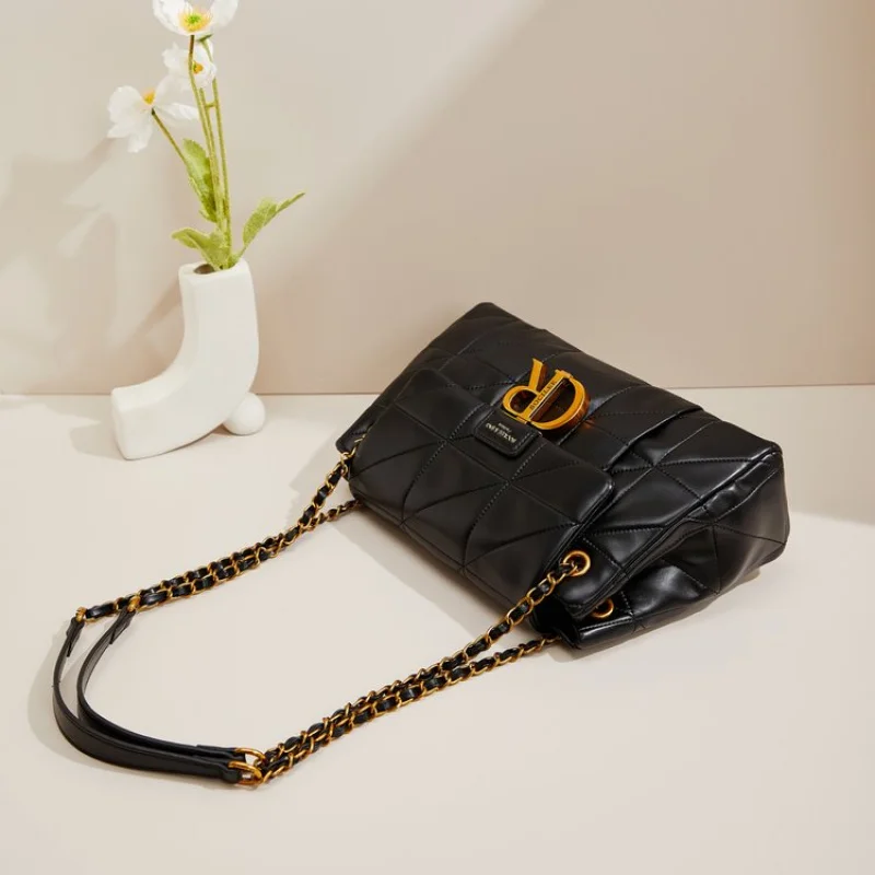 Tas Selempang Wanita Terbuat Dari Kulit Premium Menampilkan Gaya Harian yang Trendi dan Elegan ala Paris ​