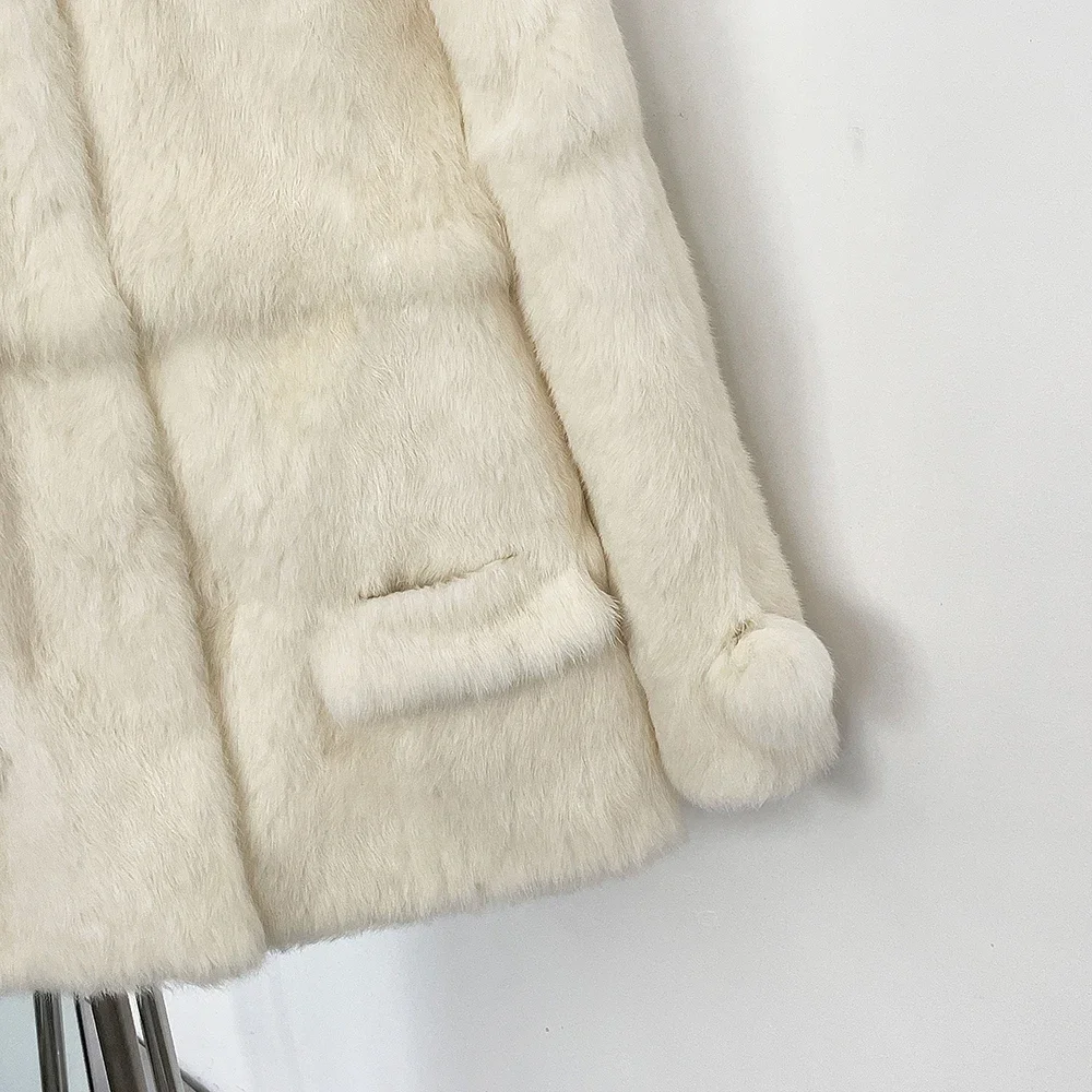 سترة من الفرو الحقيقي لعام 2025 ملابس خارجية نسائية شتوية جديدة سترة من فراء الأرانب الطبيعي معطف فرو دافئ ملابس نسائية كروية للسيدات
