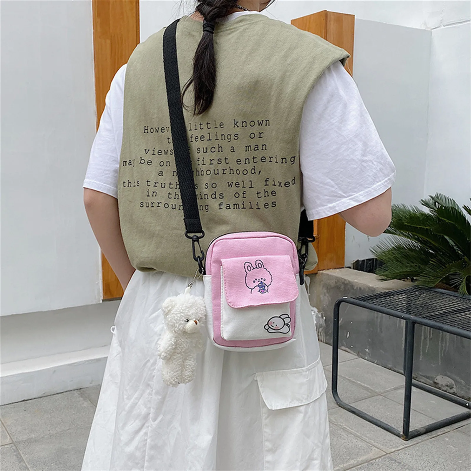 Canvas Shoulder Bag For Women Korean Fashion Messenger Bag Students Crossbody Bag Small Handbags With Pendant And Badge 2024