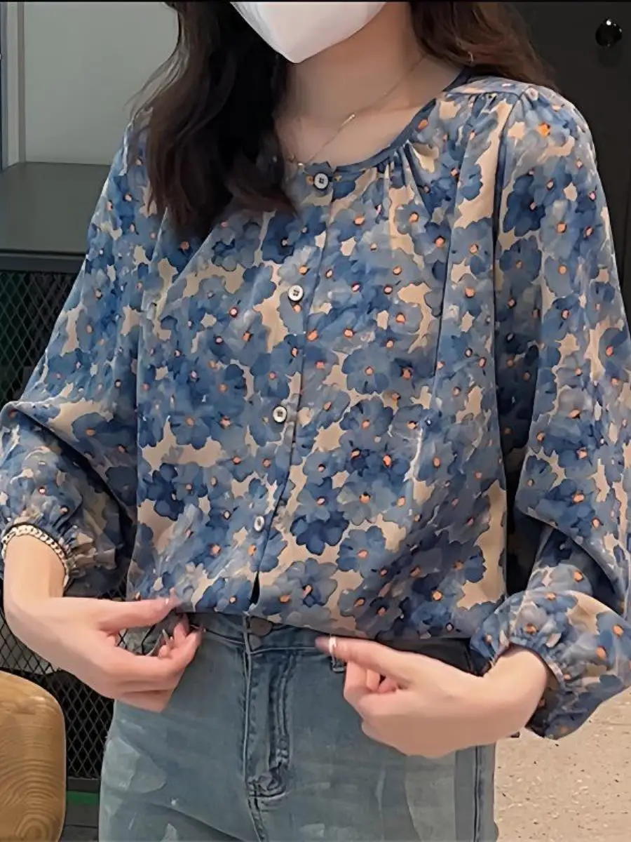 camisa-feminina-confortavel-de-primavera-2026-com-gola-redonda-manga-bufante-estampa-floral-delicada-e-bolso-quadrado-esti