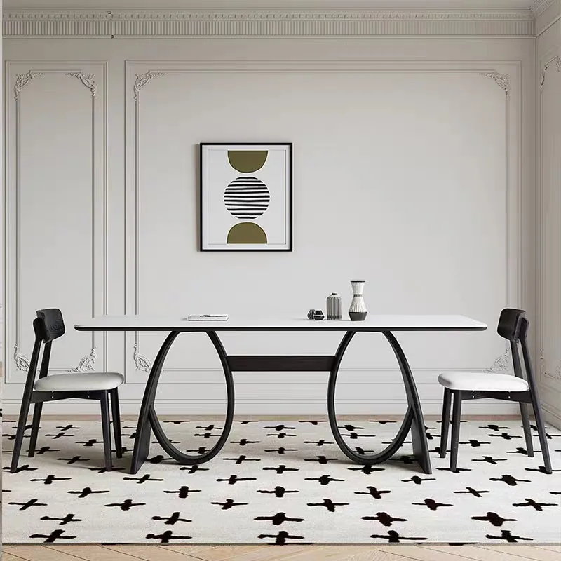 طاولة طعام من الخشب الصلب في العصور الوسطى