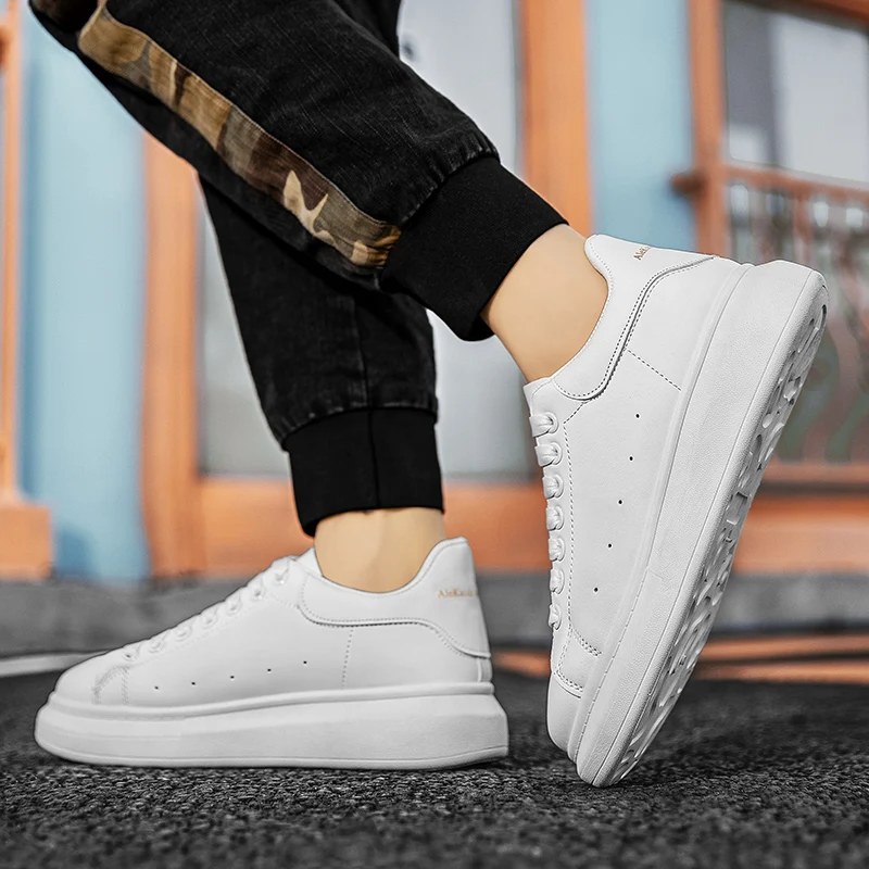 أحذية بيضاء صغيرة للرجال النسخة الكورية الربيعية من الأحذية الرياضية غير الرسمية للرجال مع أحذية مسطحة للطلاب بنعل ناعم