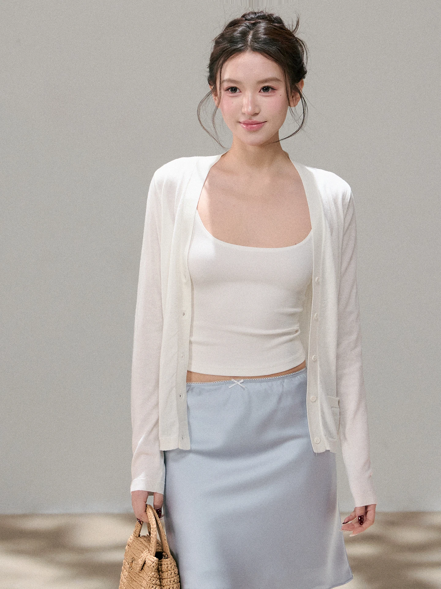 

Женский укороченный вязаный кардиган Slim Fit с длинными рукавами OIOI E, черно-белый, на пуговицах, весенняя коллекция