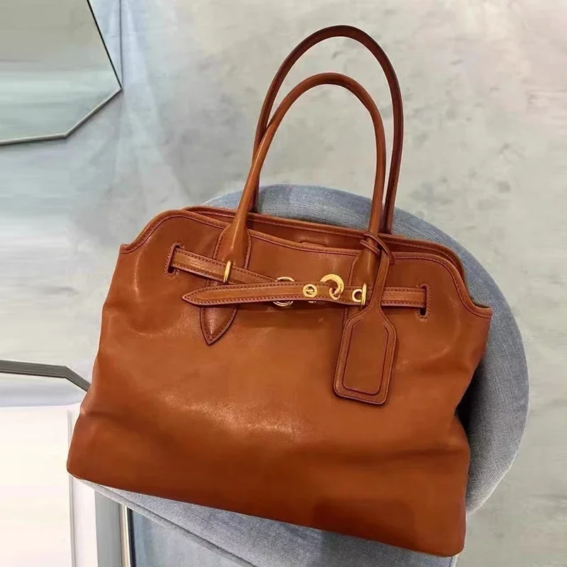 

Small niche design retro high-end hand-held briefcase women's autumn and winter new commuting large capacity fashionable shoulde