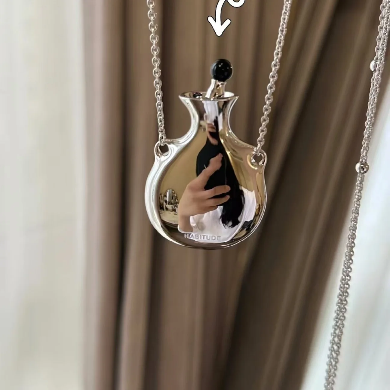 

2025 new fashion classic European and American bloggers same perfume bottle necklace, punk style party gift