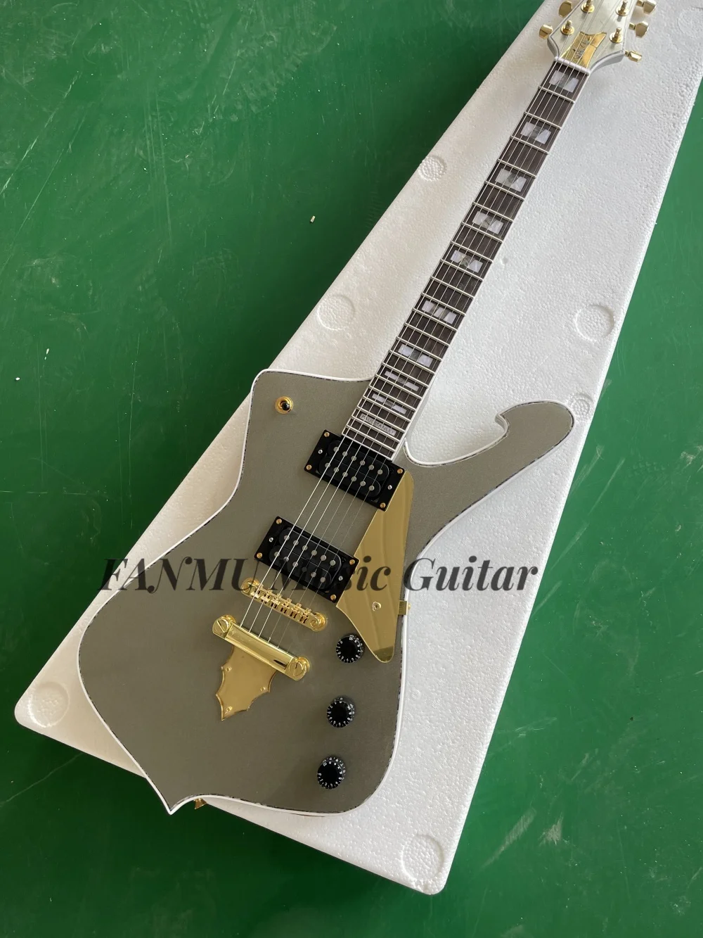 

Champagne gold guitar, fixed bridge, HH pickup, maple neck Set In solid wood body, color shell binding, customizable