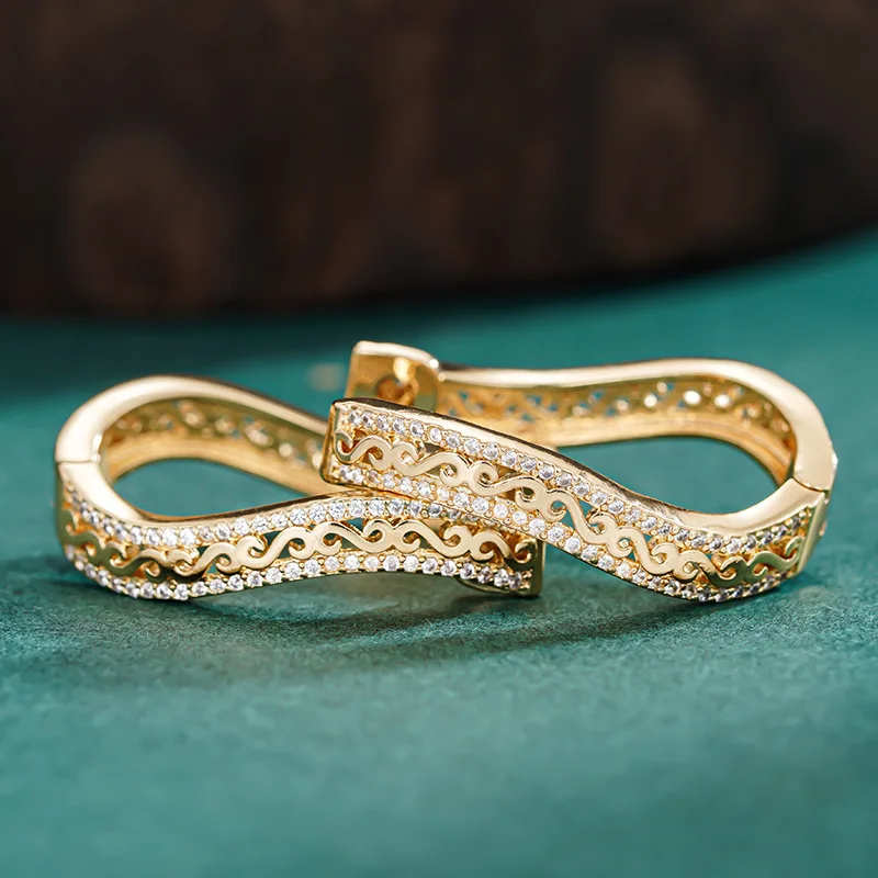 Accesorios irregulares huecos con microincrustaciones en forma de S, diseño de tendencia europea y americana, tapones para los oídos de nicho, pendientes para mujer