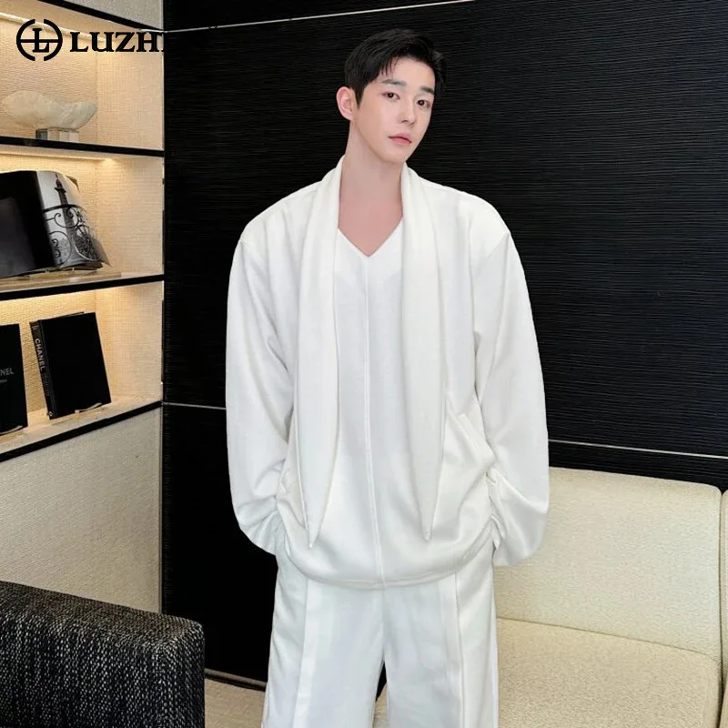 

LUZHEN 2026 Весенняя Новая Стильная Однотонная Мужская Футболка с Длинным Рукавом и V-образным Вырезом, Оригинальная Элегантная Мужская Модель с Декоративной Лентой JY6282