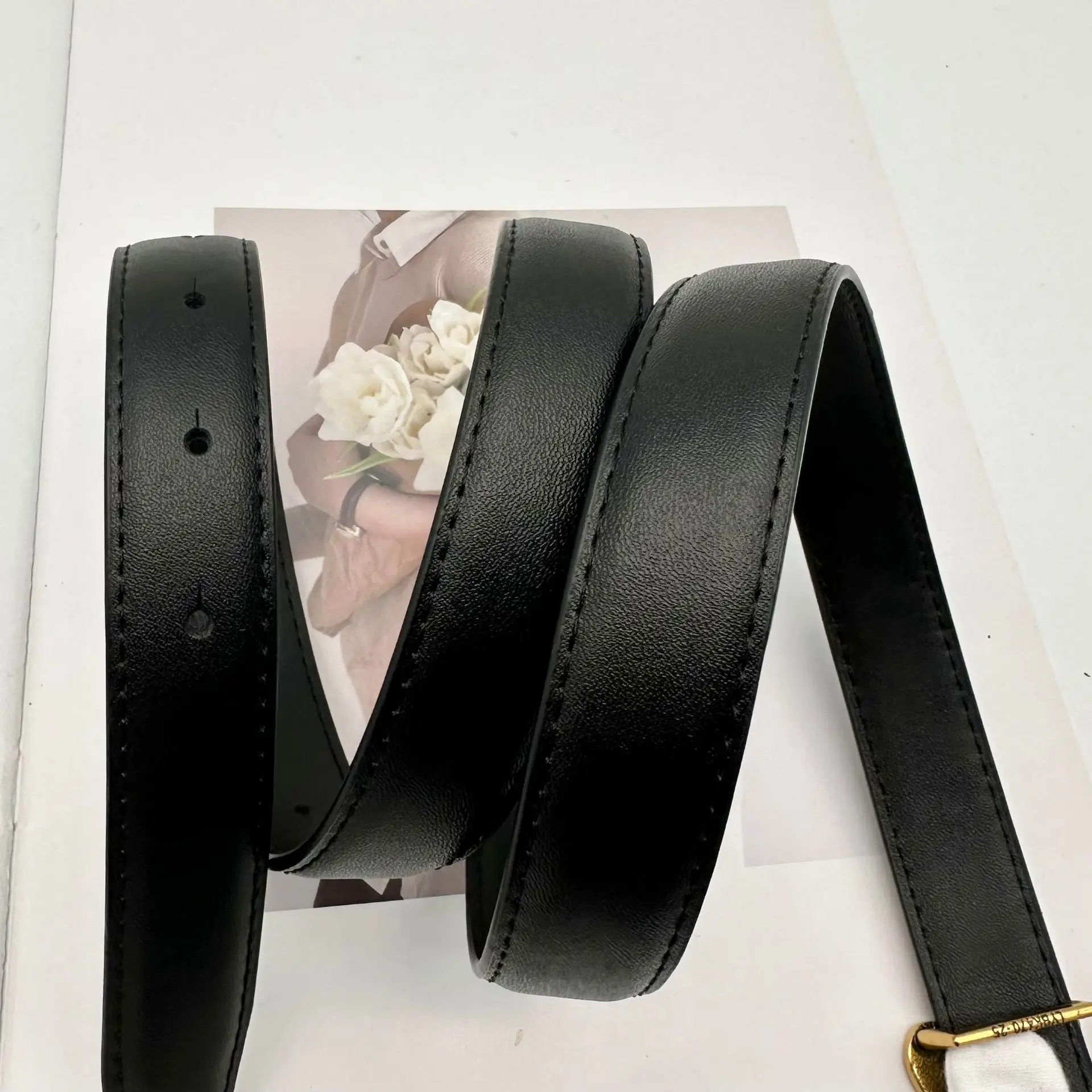 حزام على الطراز الأوروبي والأمريكي 2025 حزام جلد طبيعي جديد للنساء، حزام بإبزيم حروف متعدد الاستخدامات، حزام من قماش الدنيم متوفر في المخزون