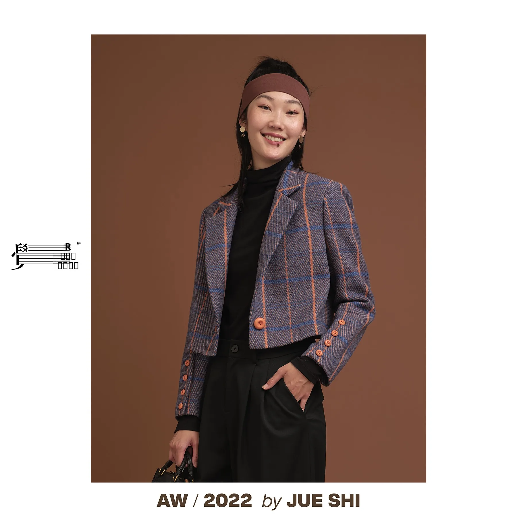 

Оригинальный шерстяной жакет с диагональным клетчатым узором в фиолетовом цвете от Jue i Commuter, приталенный, с длинными рукавами, на пуговицах.