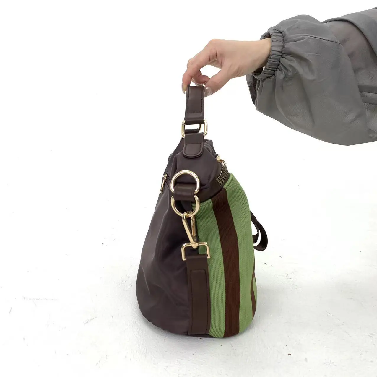 Modische gesteppte Mesh-Schultertasche für Damen mit Streifenmuster, einfache und vielseitige lässige Umhängetasche. – Detail 13