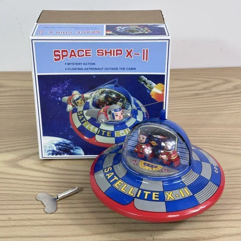 Disco volante in metallo di latta UFO nave spaziale modello figura astronauta giocattolo a carica collezione per adulti regalo di orologeria astronauta retrò