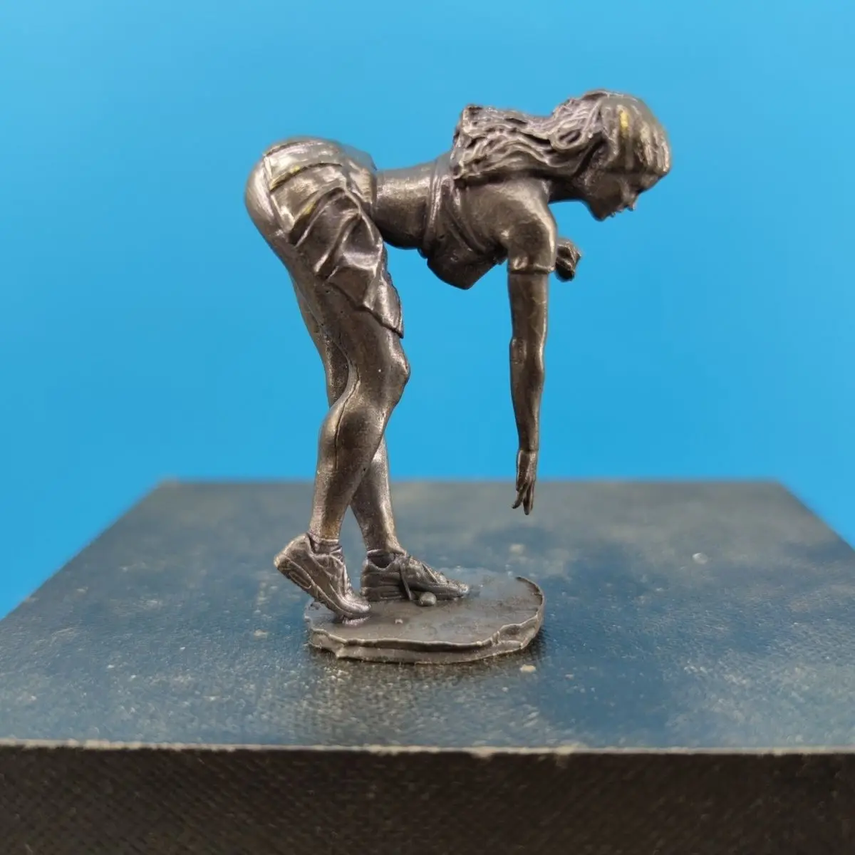 

Миниатюрная медная статуэтка женщины-гольфиста