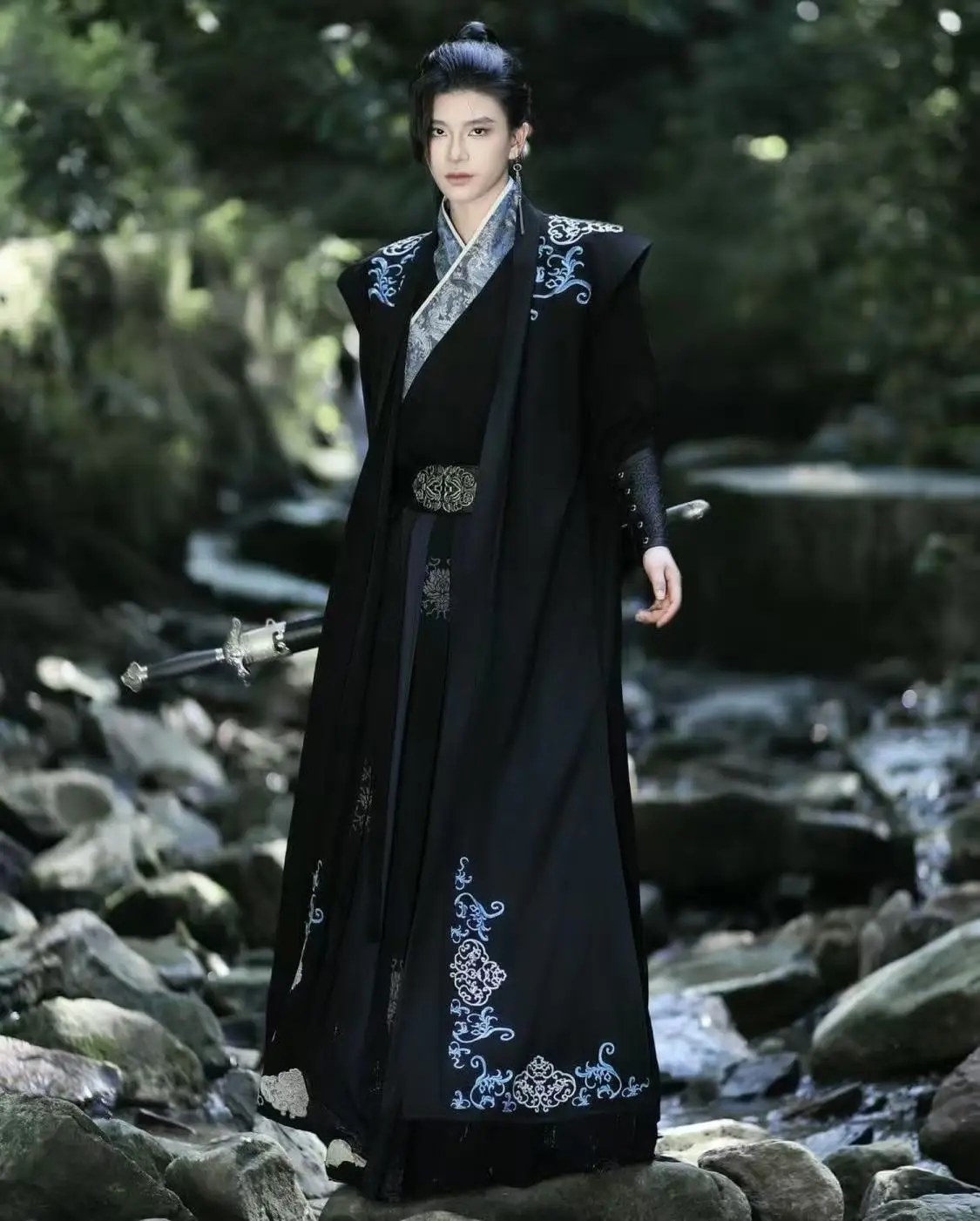 ชุดคอสเพลย์นักดาบยามค่ำคืนสไตล์จีนโบราณสมัยราชวงศ์ซ่ง ชุดฮาโลวีนสำหรับผู้ชาย สีดำเข้ม ตัดเย็บแบบฮันฟู