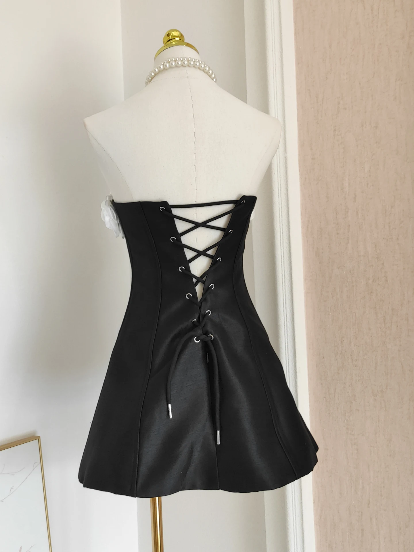 Französisches elegantes süßes Prominenten-Geburtstagspartykleid mit 3D-Blume, trägerlos, hohe Taille, Fischgrätenmuster, schlankes rosa kurzes Abendkleid für Damen