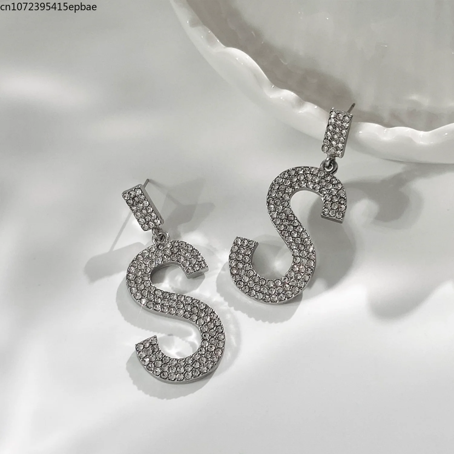 

Женские серьги с буквами из фианита, модные серьги с надписью в английском стиле, изящные серьги