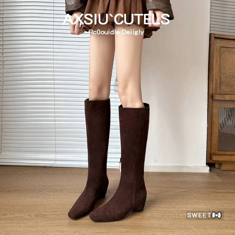 2026 automne hiver nouvelle French tempérament daim pile bottes longues femmes à talons épais surélevés dans la tête
