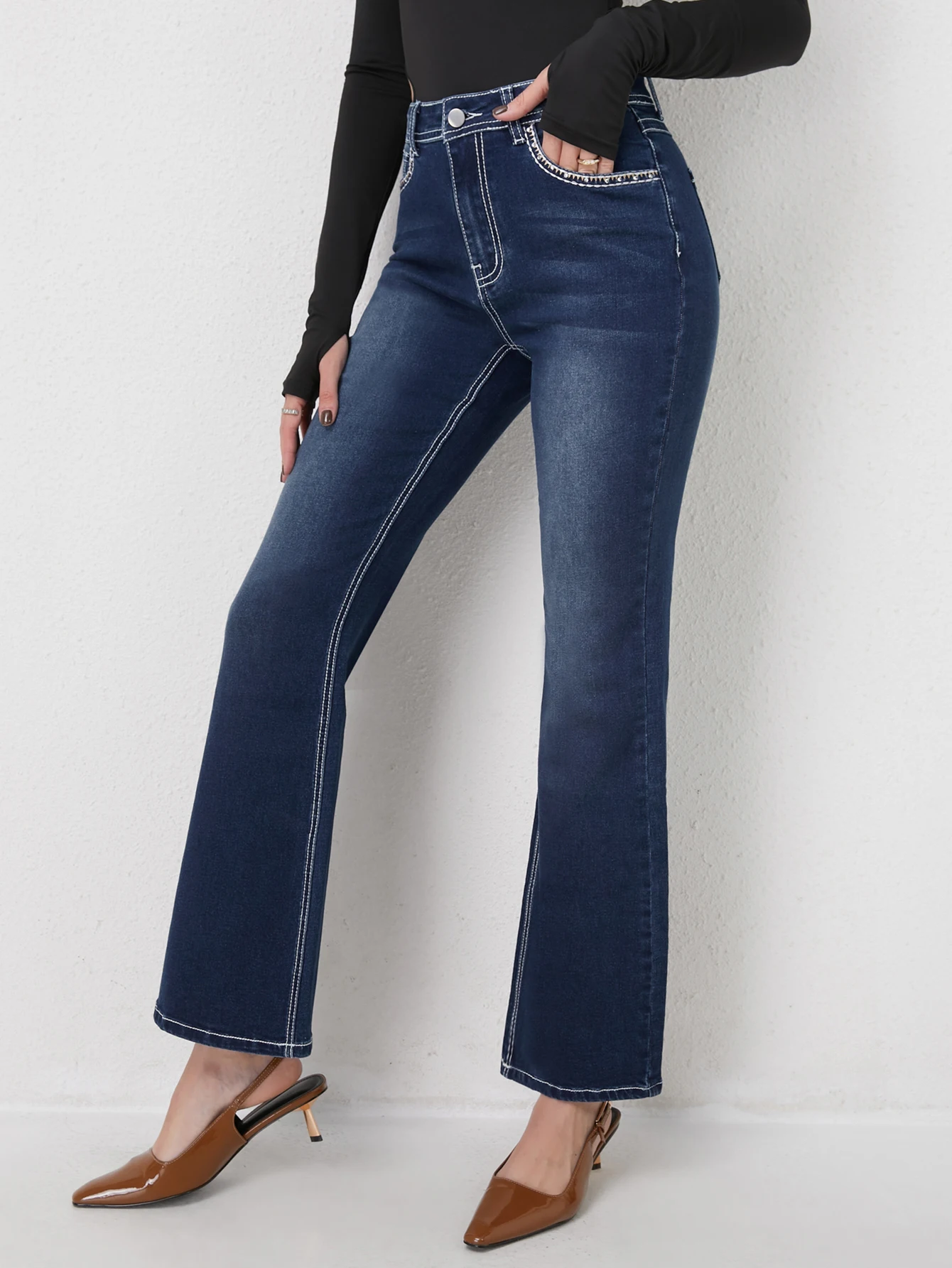 2025 automne/hiver nouveaux pantalons en jean pour femmes. La poche arrière comprend des motifs géométriques brodés de paillettes. Le bord de la frontière