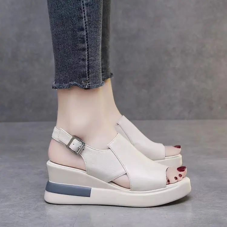 Damen Plateau-Keilsandalen – Neuheit für den Sommer: Hochhackige Peeptoe-Damenschuhe aus weichem Leder mit erhöhter Plateausohle – Detail 7