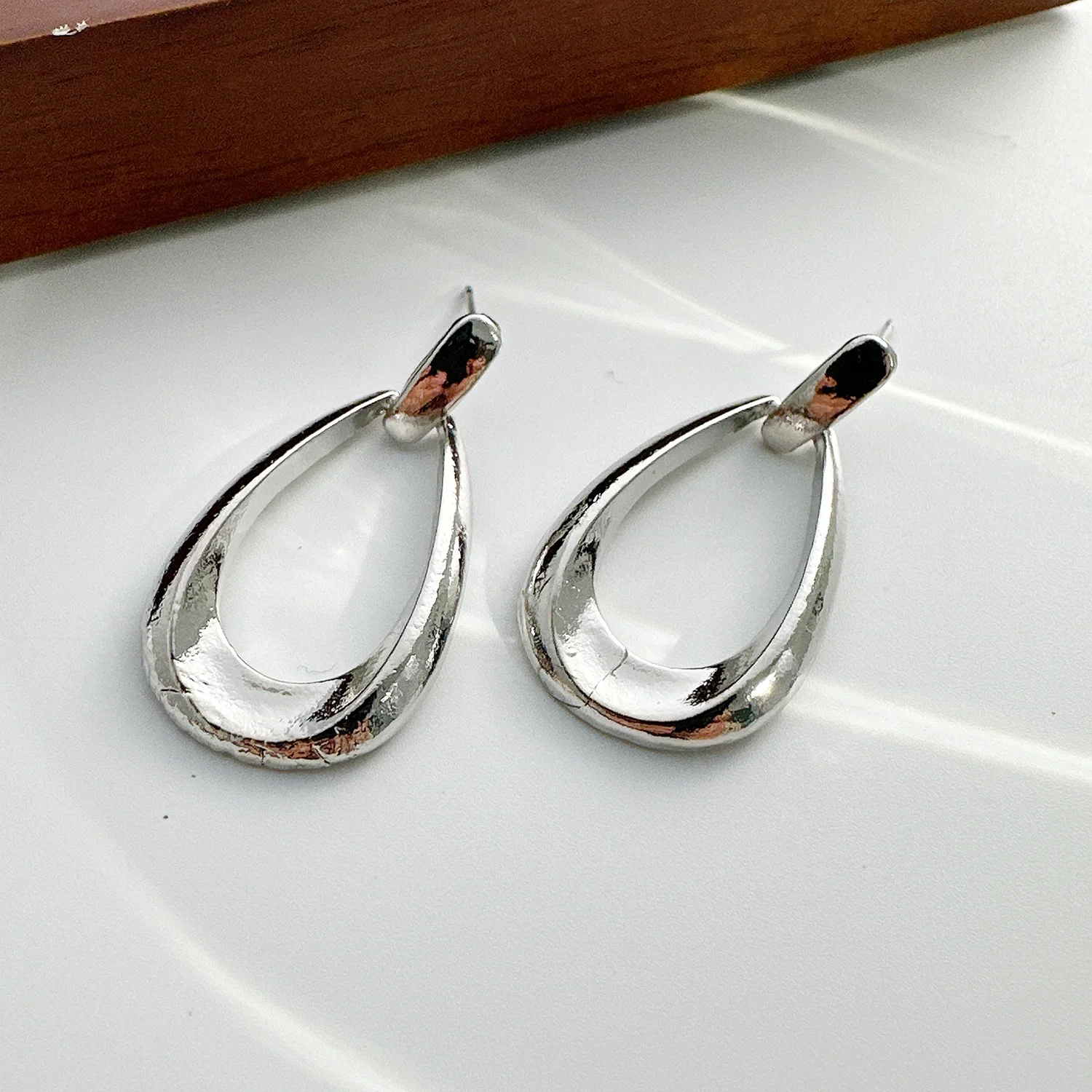 أقراط هندسية بسيطة على الطراز الفرنسي للنساء أقراط متدلية عصرية فاخرة للحفلات اليومية والعطلات مجوهرات هدايا 2025 جديد