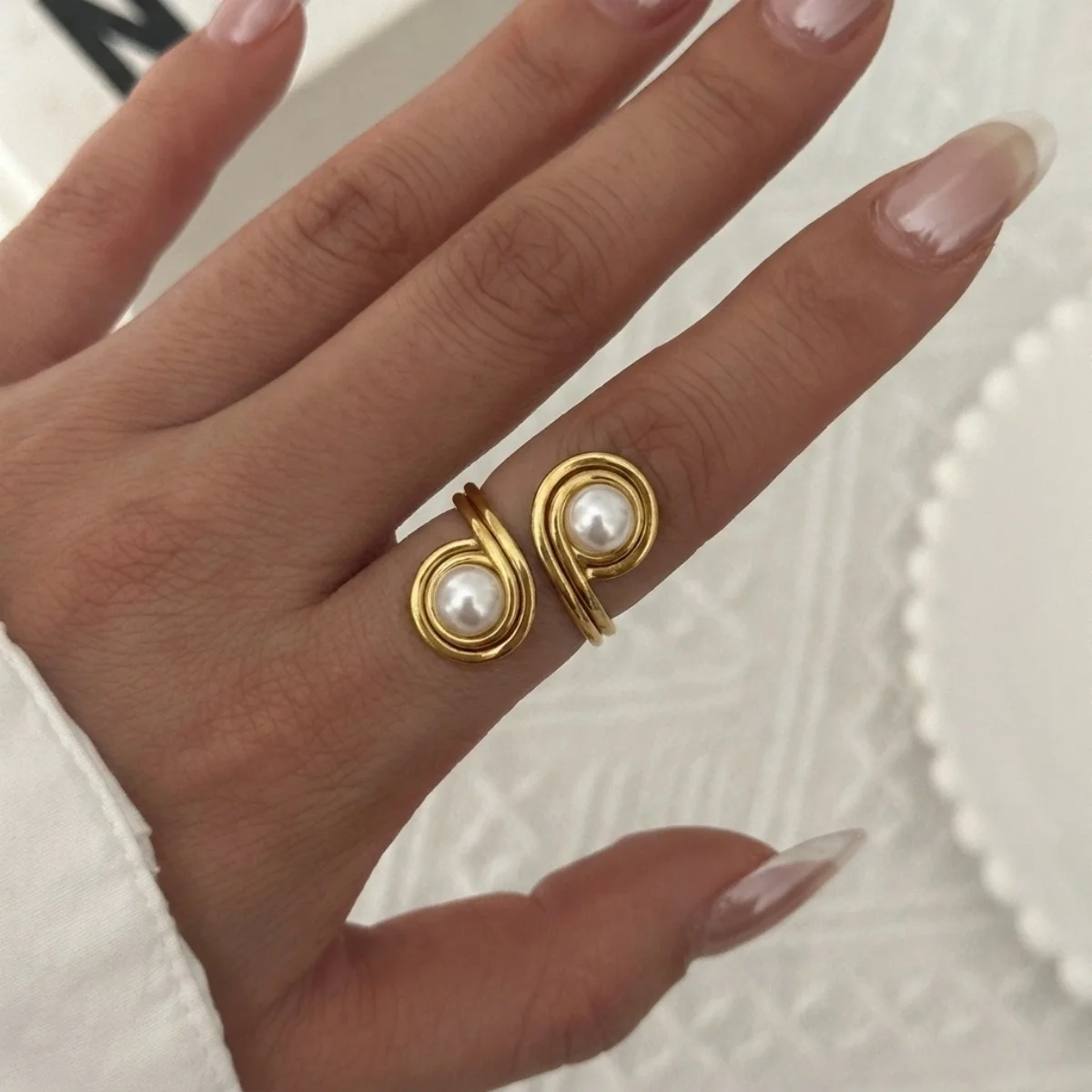 Französische Vintage-Fingerringe mit hohlem, gewelltem Design, imitierten Perlen und Spiralblatt-Motiven für Damen und Herren, im Nischenstil, geometrischer Ring, ästhetischer Schmuck. – Detail 12